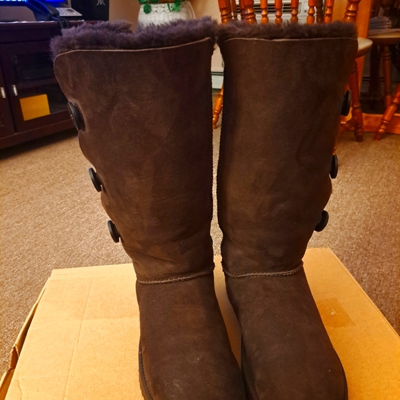 WOMEN'S UGG AUSTRALIA CHOCOLATE BROWN TRIPLE BAILEY BUTTONS SIZE 11 - Picture 6 of 8